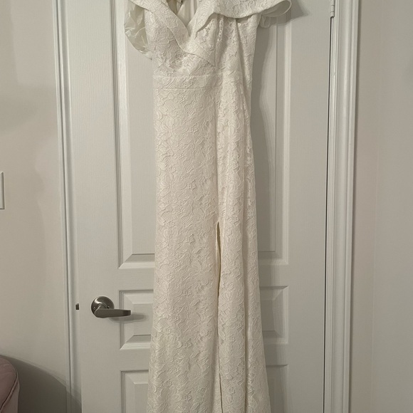 NWOT David's Bridal cuffed off-the-shoulder lace sheath gown - Picture 4 of 4